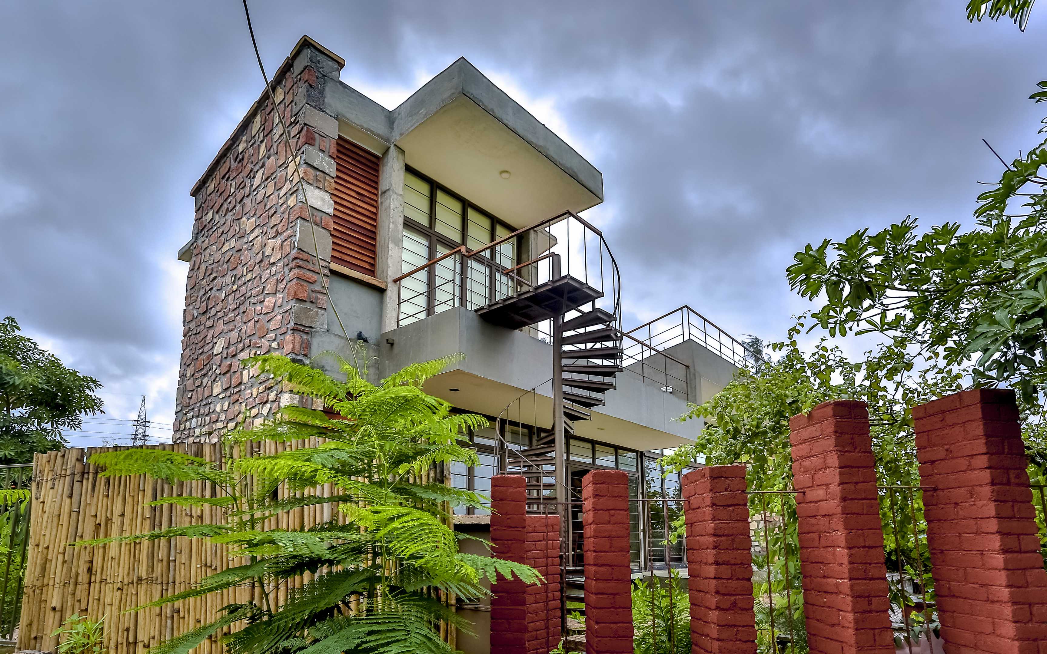 villa aaranyak - farmhouse design india by prarthit shah architects