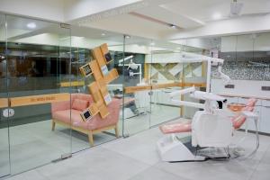 india-dental-chair--prarthit-shah-architects-1ed